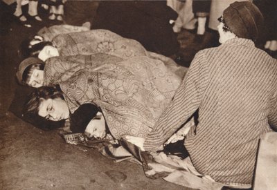 منتصف الليل في المول ، 1937 بواسطة غير معروف