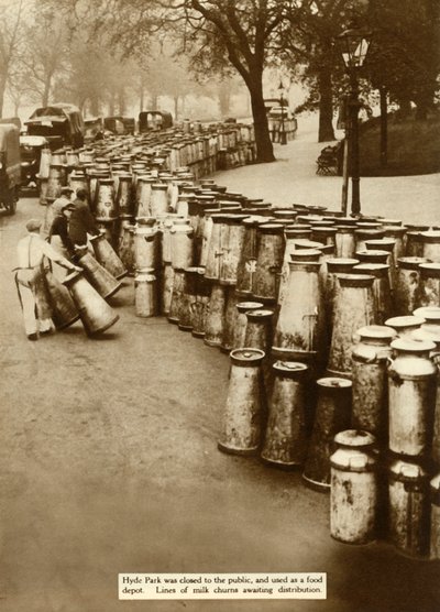 يفرم الحليب في هايد بارك خلال الضربة العامة ، لندن ، 1926 ، 1935. بواسطة غير معروف