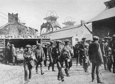 عمال المناجم يغادرون pithead بعد انتهاء إشعارات الإضراب ، 1915 بواسطة غير معروف
