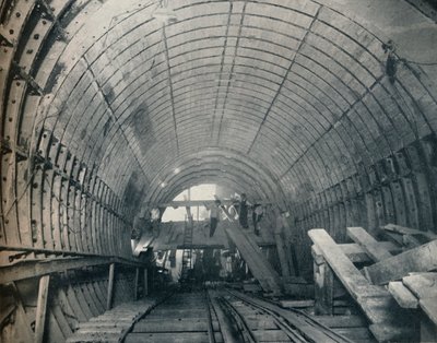المحاكاة الحديثة لبيرانيسي: نفق المصعد رقم 3 في محطة سيرك بيكاديللي ، 1929 بواسطة غير معروف