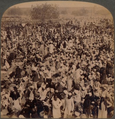 المحمديون في يوم سريع خارج مسجد جمعة ، ينظرون إلى الجنوب ، دلهي ، الهند ، 1903 بواسطة غير معروف