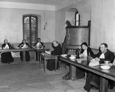 الرهبان على العشاء في قاعة الطعام ، Asile St Leon ، فرنسا ، c1947-1951 بواسطة غير معروف
