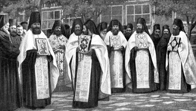 رهبان من الكنيسة اليونانية يحملون مجلدات القداس ، اليونان ، 1922 بواسطة غير معروف