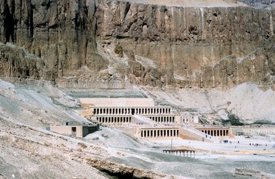 المعبد الجنائزي للملكة حتشبسوت ، دير البحري ، مصر ، c1457 قبل الميلاد بواسطة غير معروف