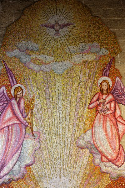 فسيفساء في كنيسة Sacro Cuore di Gesu: الملائكة والشبح المقدس ، جاليبولي ، إيطاليا بواسطة غير معروف