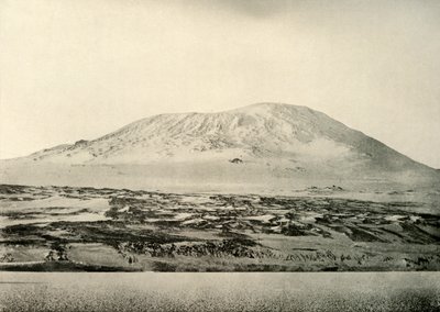 جبل إريبوس ... الحفرة القديمة على اليسار ، c1908 ، 1909. بواسطة غير معروف