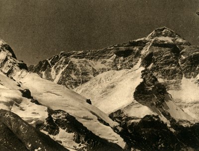 جبل ايفرست من معسكر القاعدة ، c1918-c1939. بواسطة غير معروف
