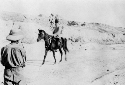 ضابط تركي مُركب يغادر الموصل ، بلاد الرافدين ، الحرب العالمية الأولى ، 1918 بواسطة غير معروف