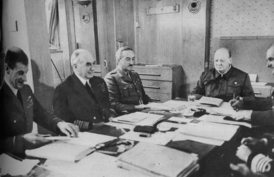 السيد تشرشل في مؤتمر على متن السفينة ، 1943-1944. بواسطة غير معروف
