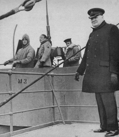 السيد تشرشل مع طاقم بندقية بريطاني وأمريكي ، 1943-1944 بواسطة غير معروف