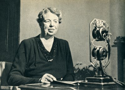 جاءت السيدة روزفلت لترى بنفسها نساء بريطانيا في الحرب ، 1942. بواسطة غير معروف