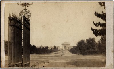 بلدية باريس (1871): منظر لبورت مايو وقوس النصر. تصوير مجهول. طباعة على كرتون خافت. 17x8 سم بواسطة غير معروف