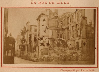 بلدية باريس (1871): منظر للمباني المدمرة في شارع دي ليل في باريس في مايو 1871. صورة بيير بيتيت. طباعة على كرتون ، خافت. 9x5،4 سم بواسطة غير معروف