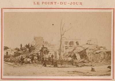 بلدية باريس (١٨٧١): منظر للآثار في منطقة بوينت دو جور في باريس في مايو ١٨٧١. صورة بيير بيتيت. طباعة على كرتون ، خافت. 9x5،4 سم بواسطة غير معروف
