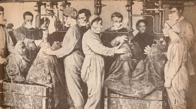 عمال الذخيرة يرتدون أجهزة التنفس أثناء ملء البيع مع ترينيتروتولوين تي إن تي ، c1916 ، 19 بواسطة غير معروف