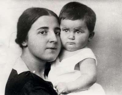 ناديجدا أليلوييفا ، الزوجة الثانية لجوزيف ستالين وابنتهما سفيتلانا أليلوييفا ، 1927 بواسطة غير معروف
