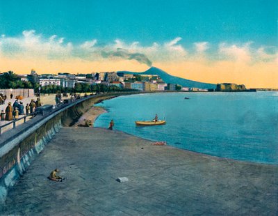 نابولي - Castello Dell &39;Ovo و Via Caracciolo Con Vesuvio ، c1900. بواسطة غير معروف