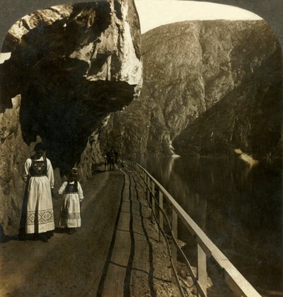 الجرف الصخري الضيق حيث يقع الطريق إلى Voring Falls بعد بحيرة Oifjords في المياه العميقة ، النرويج ، c1905. بواسطة غير معروف