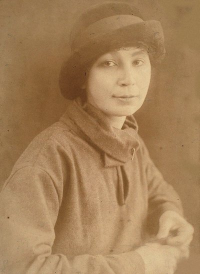 ناتاليا سيرجيفنا غونشاروفا 1881-1962 في باريس ، 1917. بواسطة غير معروف