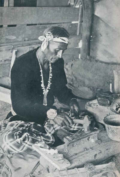 مجوهرات نافاجو الفضية والفيروزية ، 1931 بواسطة غير معروف