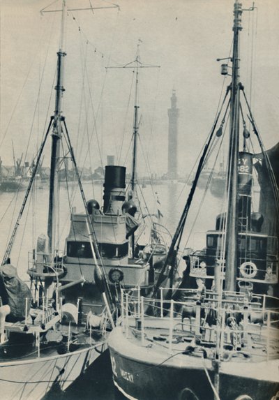 Naval Trawler ، HMS Liffy إلى جانب سفينة صيد Grimsby في أحواض Grimsby ، 1937 بواسطة غير معروف