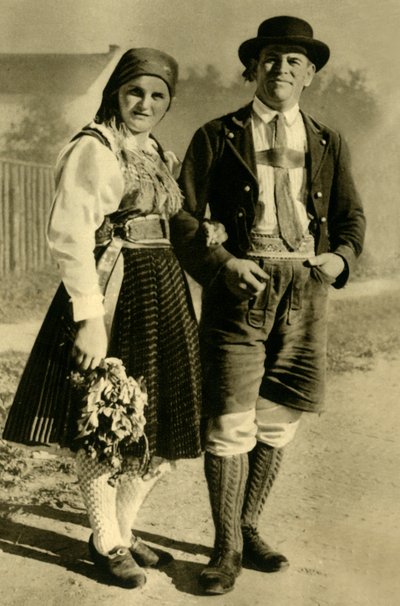 المتزوجون حديثا في الزي التقليدي ، كارينثيا ، النمسا ، c1935. بواسطة غير معروف
