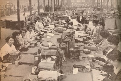 مساعدون نيمبل في مكتب البريد العسكري في لندن ، الذي تعامل مع الكمية الهائلة من البريد بواسطة غير معروف