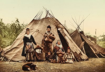 النرويج. Rag (بذرة) - عائلة أمام خيمة. حوالي عام 1900. فوتوكروم. تصوير فوتوغلوب - زيوريخ بواسطة غير معروف