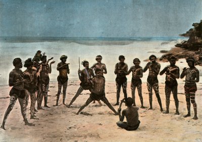 غينيا الجديدة. رقصة الغريب بابوا ، بابوا غينيا الجديدة. رقص بابوان القبلي ، 1900. بواسطة غير معروف