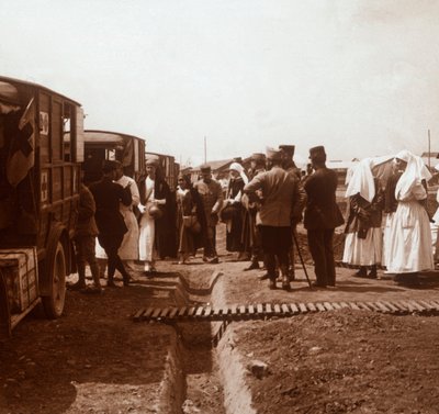 الممرضات وسيارات الإسعاف التابعة للصليب الأحمر ، c1914-c1918 بواسطة غير معروف
