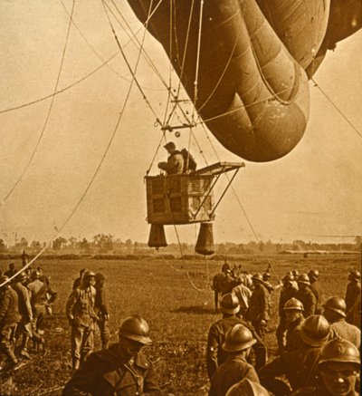 مراقبة مواقع العدو من بالون القاذف ، c1914-c1918 بواسطة غير معروف