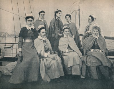 الى الحرب! الممرضات على بطانة متجهة إلى كيب تاون ، c1900. بواسطة غير معروف