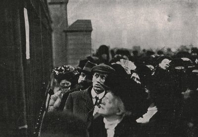 تم نشر إخطار رسمي بوفاة الملك إدوارد السابع خارج قصر باكنغهاممايو 1910. بواسطة غير معروف