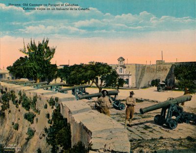 مدافع قديمة على حاجز في قلعة لا كابانا ، هافانا ، كوبا ، c1920 بواسطة غير معروف
