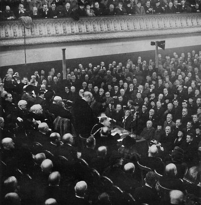 في 27 يناير ، خاطب السيد تشرشل جمهورًا في قاعة التجارة الحرة ، مانشستر ، 1913 ، 1945 بواسطة غير معروف