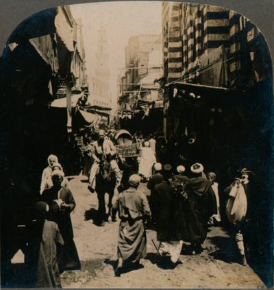 على الجوقة ، شارع ضيق في حي البازار العربي في القاهرة ، مصر ، 1903 بواسطة غير معروف