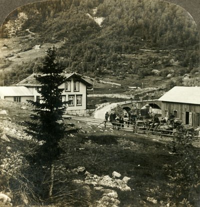 على طريق Telemarken الخلاب - تغيير الخيول في محطة Grundesbro skyds ، النرويج ، c1905. بواسطة غير معروف