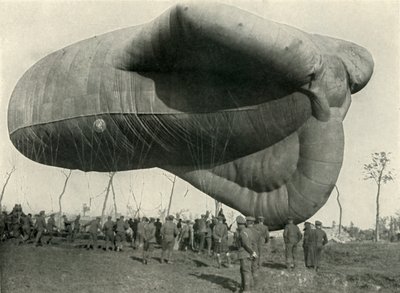 واحدة من بالونات المراقبة الخاصة بنا ، 1919. بواسطة غير معروف
