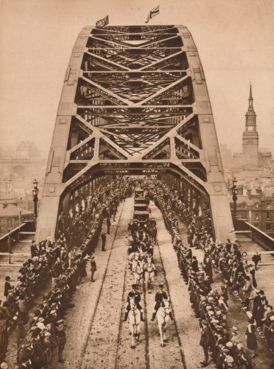 افتتاح جسر تاين الجديد بواسطة الملك جورج الخامس ، نيوكاسل أبون تاين ، 10 أكتوبر 1928 1935 بواسطة غير معروف