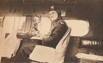 تشغيل محطة لاسلكية محمولة ، 1940 بواسطة غير معروف