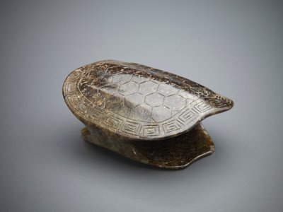 زخرفة على شكل صدفة سلحفاة ، سلالة مينغ ، 1368-1644. بواسطة غير معروف