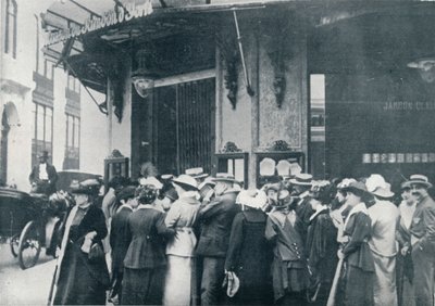 خارج أحد متاجر توفير باريس ، عندما كان يخشى حصار المدينة ، c1914 بواسطة غير معروف