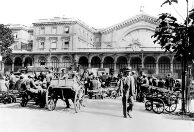 خارج Gare de lEst ، باريس المحتلة من قبل ألمانيا ، سبتمبر 1940 بواسطة غير معروف