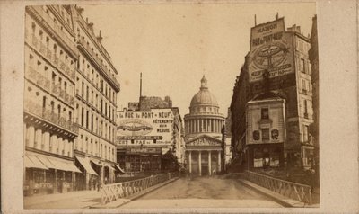 كومونة باريس (1871): منظر للبانثيون وشارع سوفلو (لوحات إعلانية كبيرة تروج لميزون دو لا دو بونت نيوف). تصوير مجهول. طباعة على ورق مقوى مقاس 10x6 سم بواسطة غير معروف