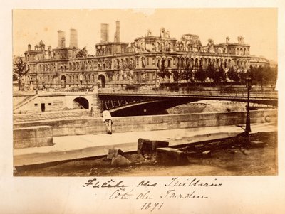 كومونة باريس (1871): منظر لجسر أركول وفندق دي فيل بعد حريق مايو 1871. تصوير مجهول. اطبع على الورق المقوى بواسطة غير معروف