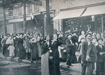 حشد باريس يراقب إحدى الطائرات الألمانية التي تحلق فوق المدينة ، عام 1914 بواسطة غير معروف