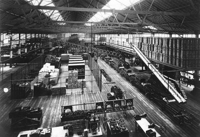 جزء من خط الإنتاج في مصنع Fords Highland Park ، ديترويت ، ميشيغان ، الولايات المتحدة الأمريكية ، c1914 بواسطة غير معروف