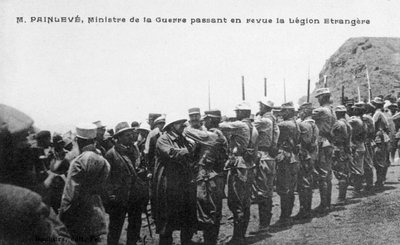 بول بينليف يستعرض قوات الفيلق الأجنبي الفرنسية ، المغرب ، عام 1926 بواسطة غير معروف