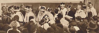 يبحث الأقران عن سياراتهم ، ويمرون عبر الحشود ، 1937 بواسطة غير معروف