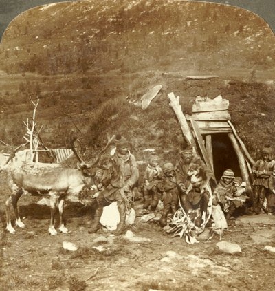 أناس من المنزل والأسرة المتجمدة في شمال لاب ، بالقرب من ترومسو ، النرويج ، c1905. بواسطة غير معروف
